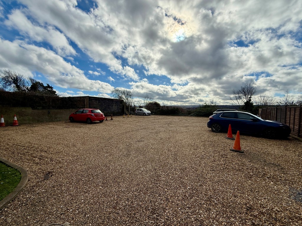 Lot: 111 - VACANT ONE-BEDROOM FLAT - communal car park to rear